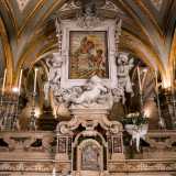 Don Michele ci guida davanti all�altare, dominato non per� dall�immagine di San Sabino, ma da un quadro della Madonna dell�Odegitria